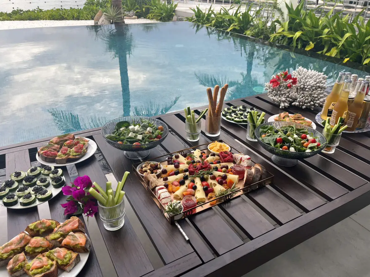 Tiệc BBQ hải sản bên hồ bơi
