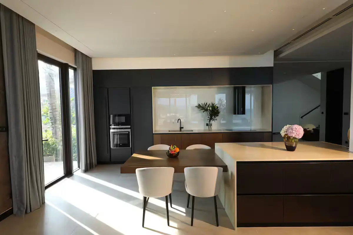 Không gian bếp và đảo bếp